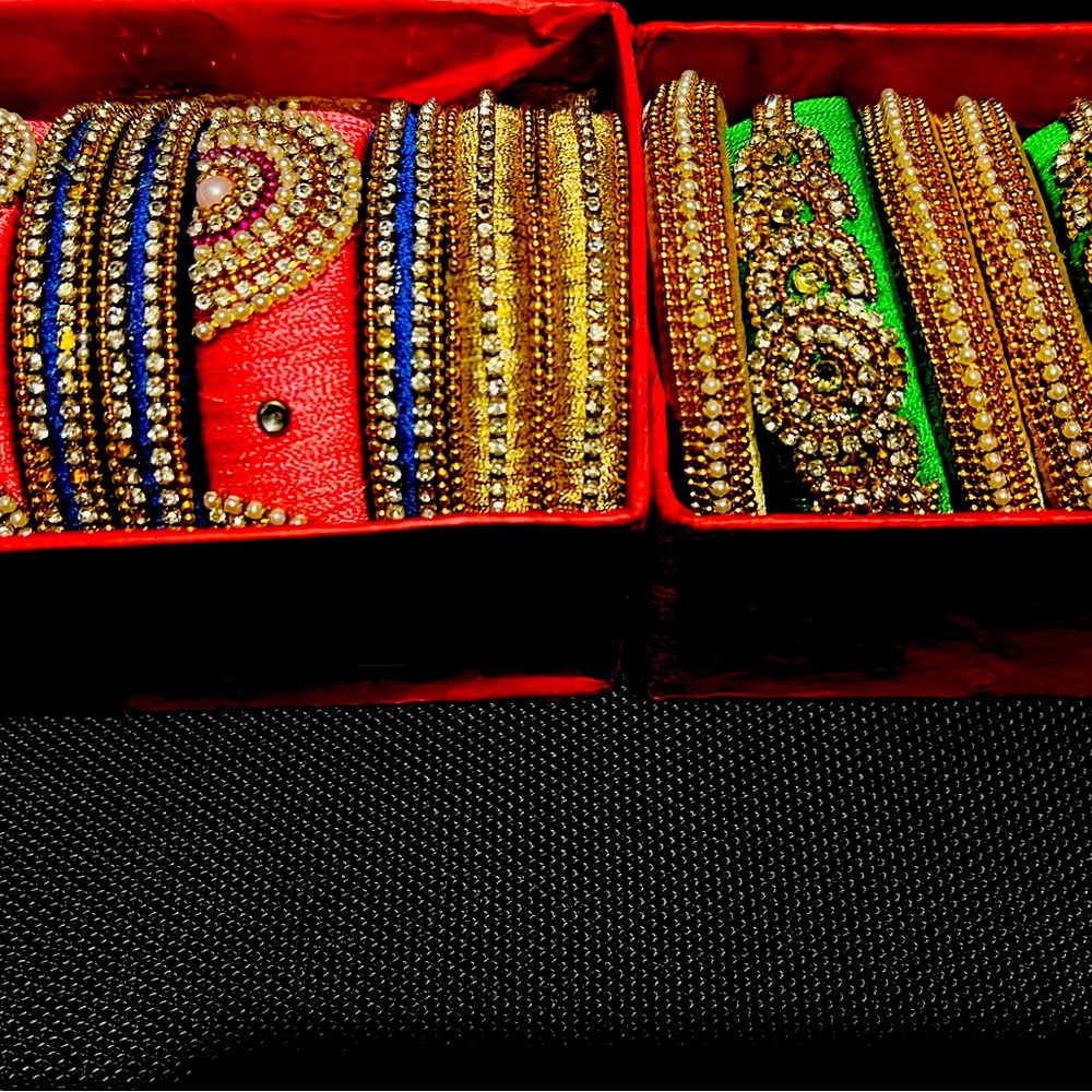 Bangles set can fit size 2.2 and 2.4 non openable